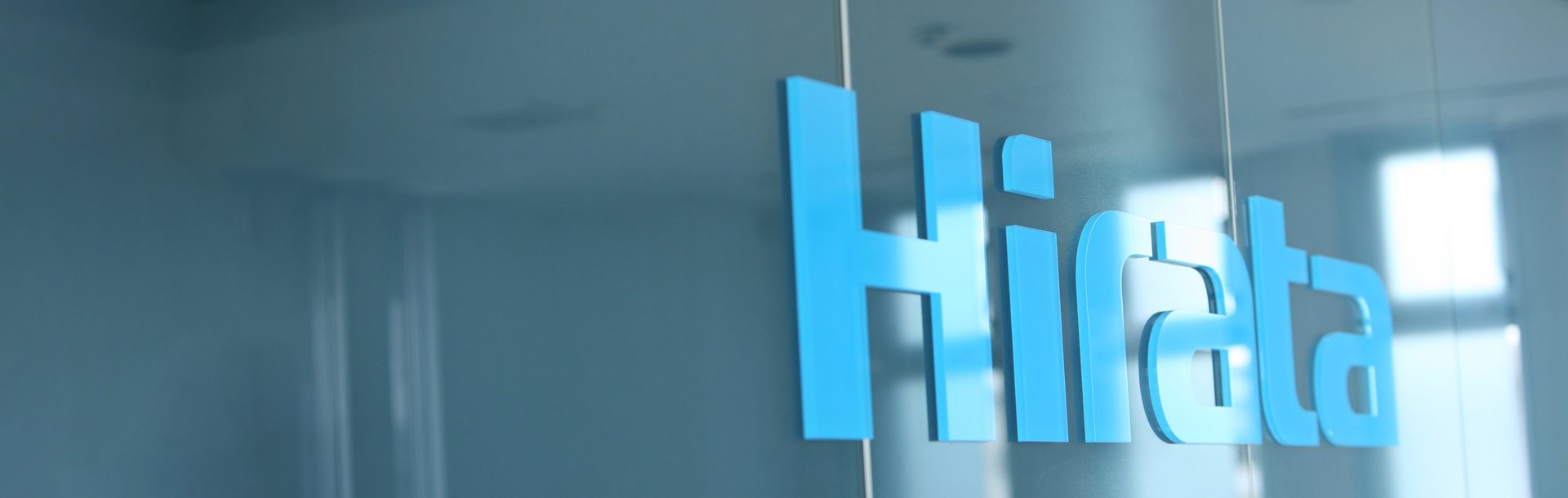Hirata Corporation Hirata Corporation Logo auf Gebäude